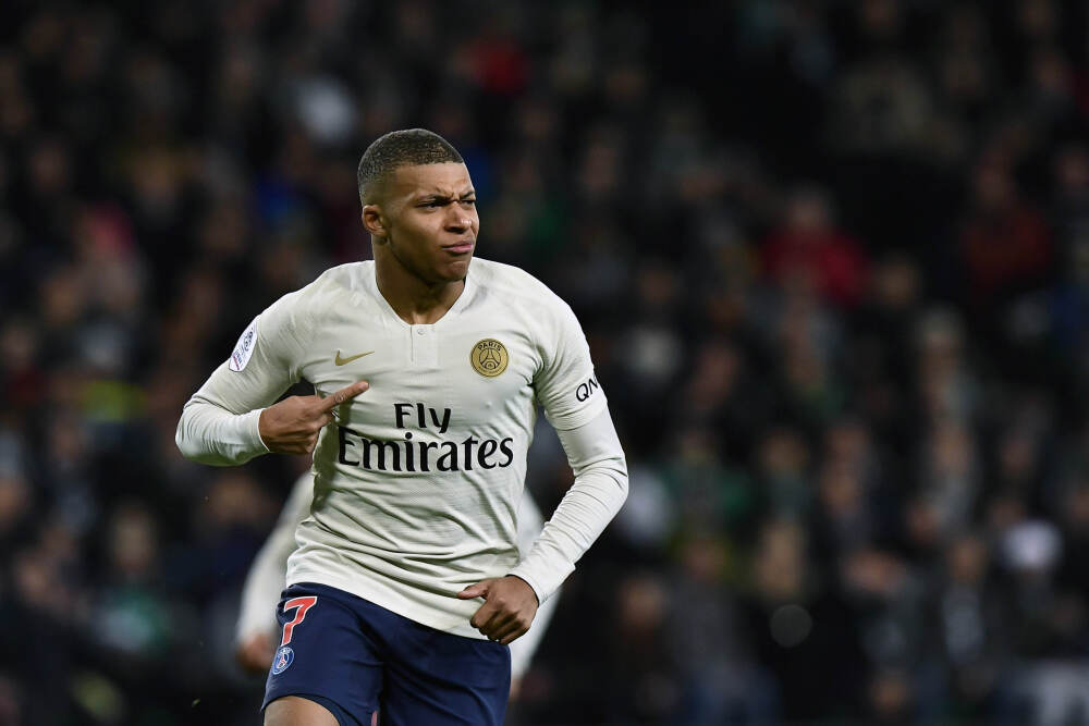 半导体材料维系高景气，  光刻胶国产化迈入快车道